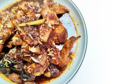 Otantik Endonezya Semuru Ayam Kentang tavuk ve patates güveci, tatlı soya sosu ve baharatlarla yavaş pişirilmiş, üzerine kızarmış arpacık soğanı, lezzetli ve tatlı bir konfor yemeği..