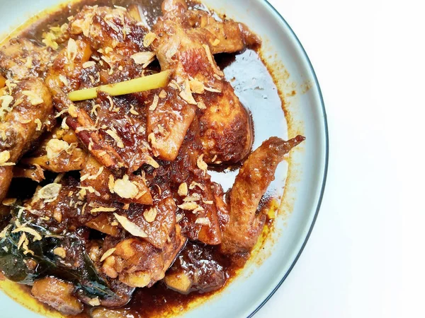 Otantik Endonezya Semuru Ayam Kentang tavuk ve patates güveci, tatlı soya sosu ve baharatlarla yavaş pişirilmiş, üzerine kızarmış arpacık soğanı, lezzetli ve tatlı bir konfor yemeği..