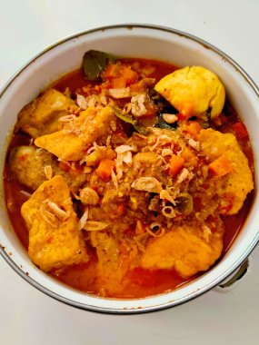 Baharatlı Endonezya Tofu ve Körili Yumurta Tabağı