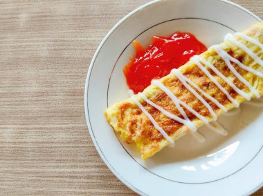 Lezzetli soslu mükemmel altın rulo omlet.