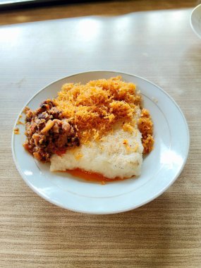 Oncom ve Flakes ile servis edilen Endonezya Izgara Yapışkan Pirinç Atıştırması