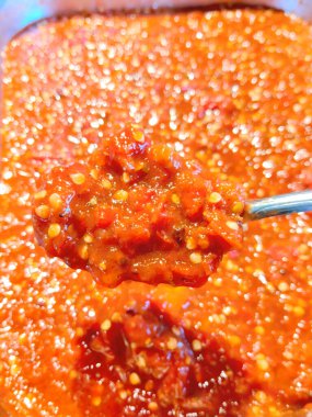 Parlak Kırmızı Çiğ Endonezya Chili Sosu