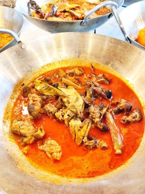 Baharatlı Sundanlı Ati Ampela Tabağı Paslanmaz Çelik Çubukta kaynıyor