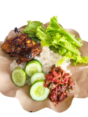 Endonezya usulü ızgara tavuk yemeği.