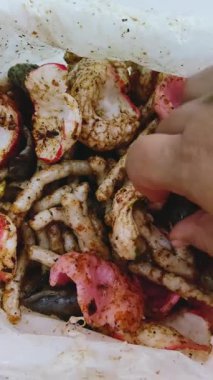 Sundane sokak yemeklerinin iştah açıcı yakın görüntüsü