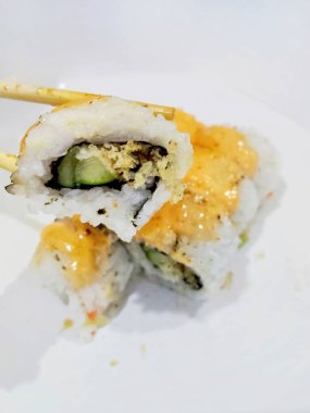 Kremalı portakal soslu iştah açıcı meşaleli suşi.