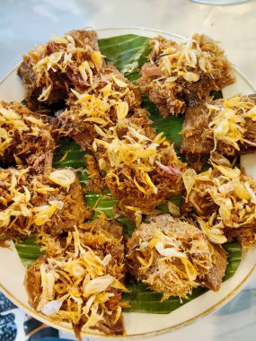 Otantik Sundanlı Gepuk Sapi Taze Muz Yaprağı Üzerine Servis Etti