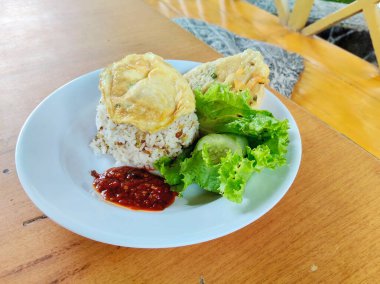 Otantik Endonezya mayalanmış taze sebzeli soya pilavı.