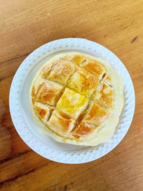 Plastik tabakta çıtır krakerle servis edilen lezzetli kremalı çorba.
