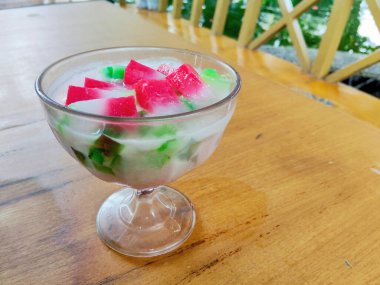 Hindistan cevizi sütü soslu tatlı jöleli tatlı.