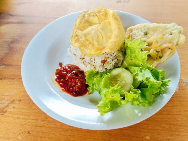 Geleneksel Sundanlı Nasi Tutug Omletli