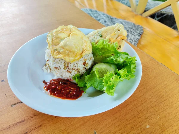 Otantik Endonezya mayalanmış taze sebzeli soya pilavı.