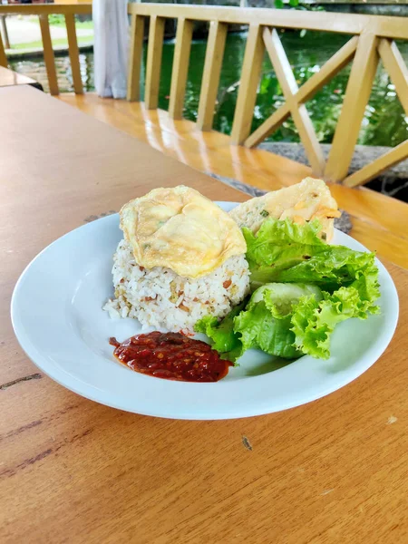 Geleneksel Endonezya Pirinç Tabağı Nasi Tutug Omletli Oncom