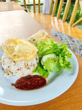 Otantik Endonezya Nasi Tutug Oncom Baharatlı Sambal ve Omlet