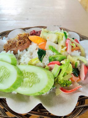 Geleneksel Sundan Pirinciyle Baharatlı Sambal ve Sebzeler