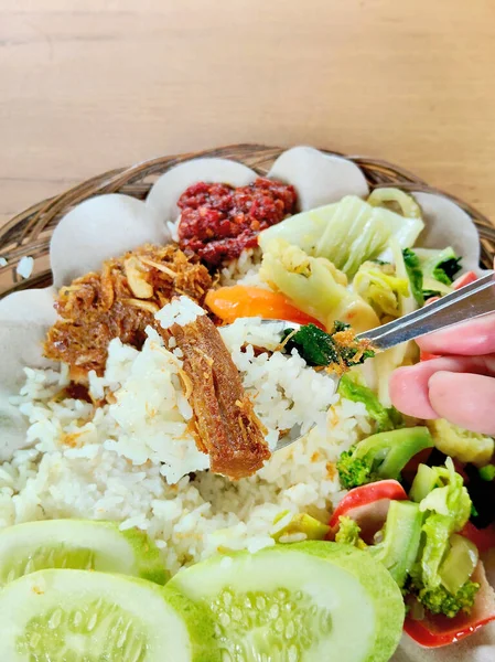 Hakiki Endonezya Nasi Kampüsü Savory Side Bulaşıkları ile servis edildi