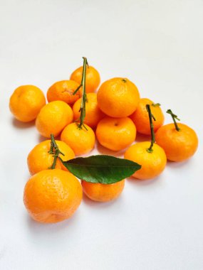 Yeşil Yapraklı Taze Santang Bal Portakalları