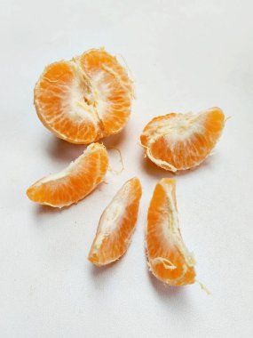 Olgun ve sulu mandalina segmentleri yiyecek tasarımı için izole edilmiştir.