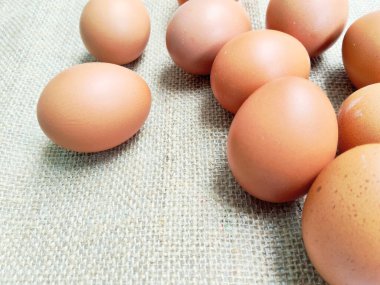 Çuval bezinde çiğ tavuk yumurtası ile mutfak arka planı.