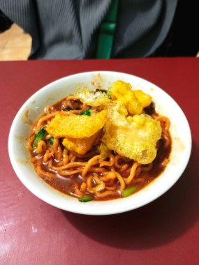 Endonezya usulü krakerli tavuk çorbası.