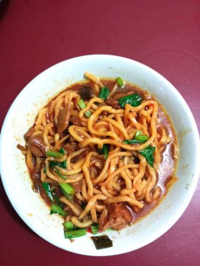 Lezzetli bir kase baharatlı mie ayam sokak yemeği.