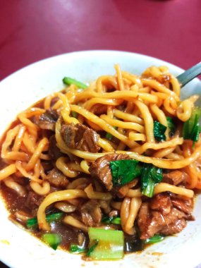 Hakiki Endonezya tavuklu erişte ve çıtır kraker.