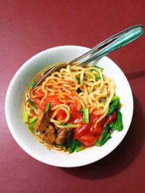 Kıtır kraker garnitürlü yerel Endonezyalı mie ayam