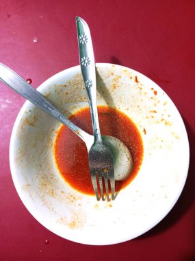 Kıtır kraker garnitürlü lezzetli Endonezyalı mie ayam.