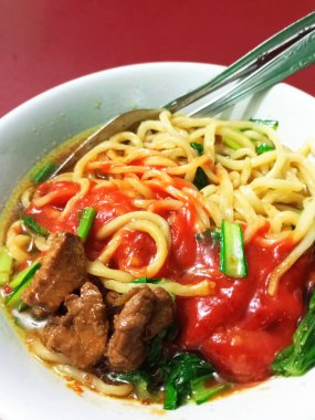 Baharatlı ve krakerli geleneksel mie ayam.