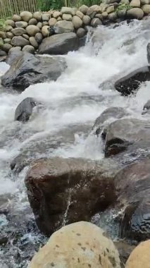 Huzurlu Nehir Taşları Arasında Akıntı