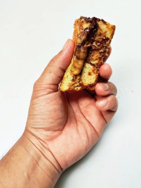 Erimiş çikolata dolu leziz ızgara tost.