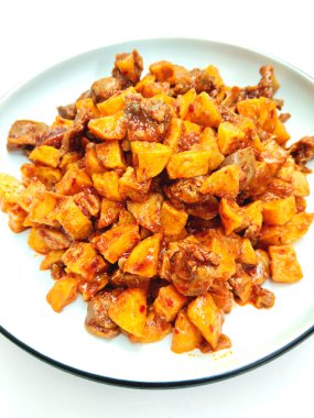 Ev yapımı Sambal Goreng Kentang ve tavuk ciğeri parçaları.