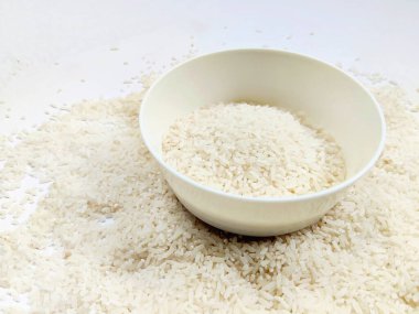 Yemek hazırlamak için kasede doğal beyaz pirinç