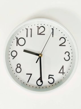 Modern Beyaz Duvar Saati Dokuz Buçuğu Gösteriyor