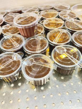 Plastik bardakta çikolatalı puding.