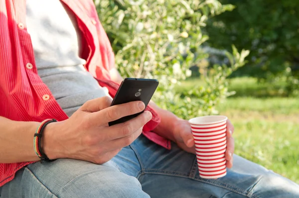 Hombre con café y teléfono —  Fotos de Stock