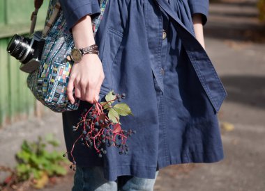 genç kadınla yaprakları ve meyveleri ona ellerine