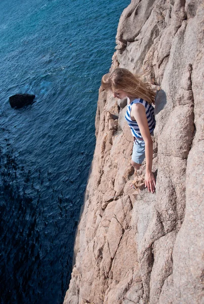 Jeune femme regardant l'océan — Photo