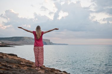 Yoga yapan bir kadın.