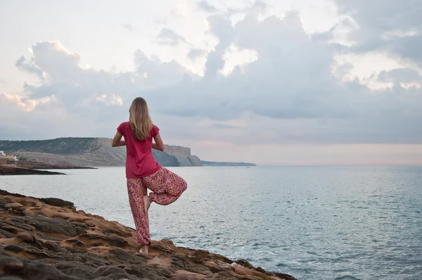 Woman doing yoga exercises — Stock Photo, Image