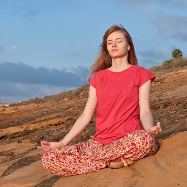 Yoga yapan bir kadın. — Stok fotoğraf