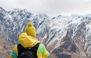 Kazbegi-Gergeti köy dağlar üzerinde görünen adam