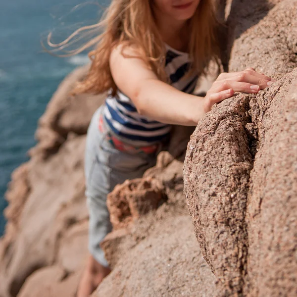 Mujer escalando en las rocas —  Fotos de Stock
