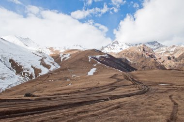Kışın Kazbegi-Gergeti Köyü