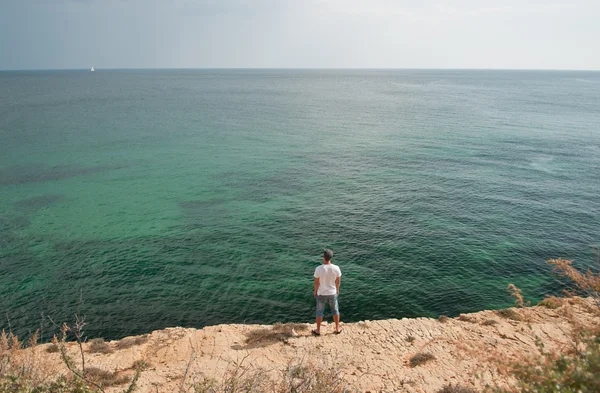Homem olhando para o oceano atlântico — Fotografia de Stock