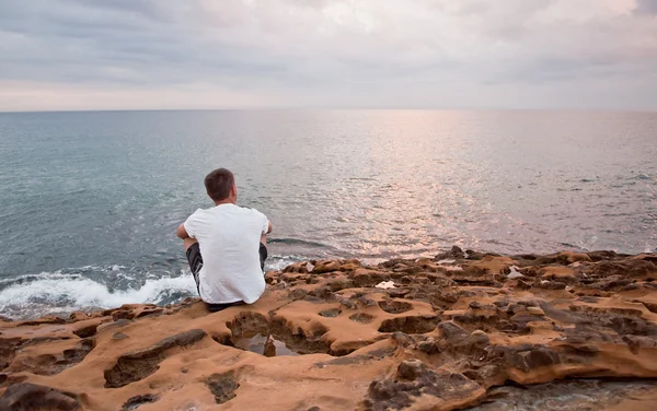 Uomo guardando l'alba dell'oceano Atlantico — Foto Stock