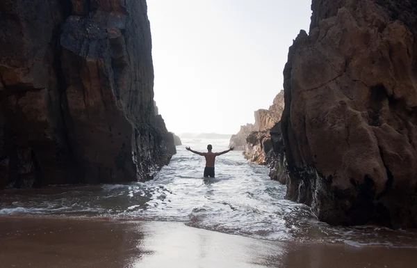 Homem Levantando Suas Mãos entre rochas altas — Fotografia de Stock