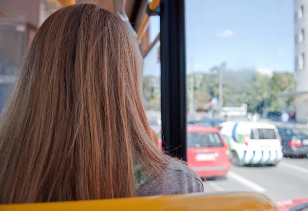 Hermosa chica mira en una ventana del autobús —  Fotos de Stock