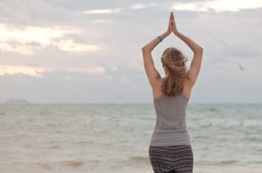 Kadın yoga egzersizleri yapıyor