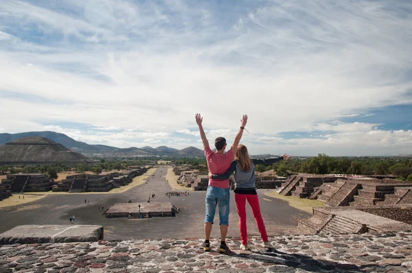 Paar in Teotihuacan, Mexico — Stockfoto